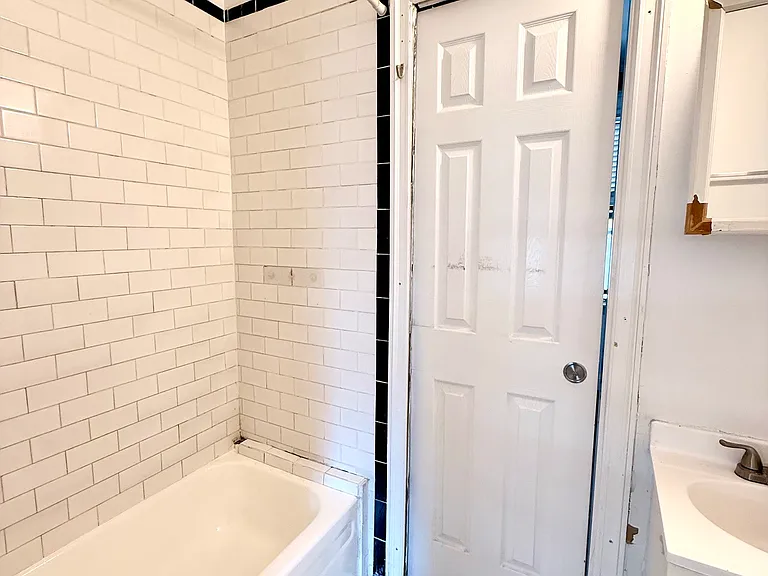 201 E 61st St #7 — Photo 7