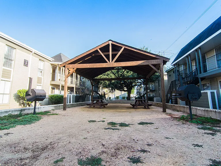 Northlake Manor Apartments — Photo 15