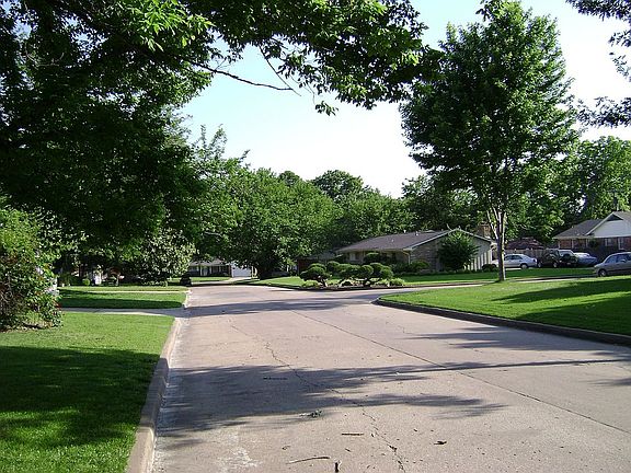 Looking down Richmond Ave