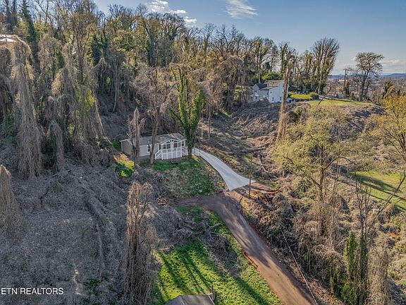 2nd image of 504 Yarnell Ave SE