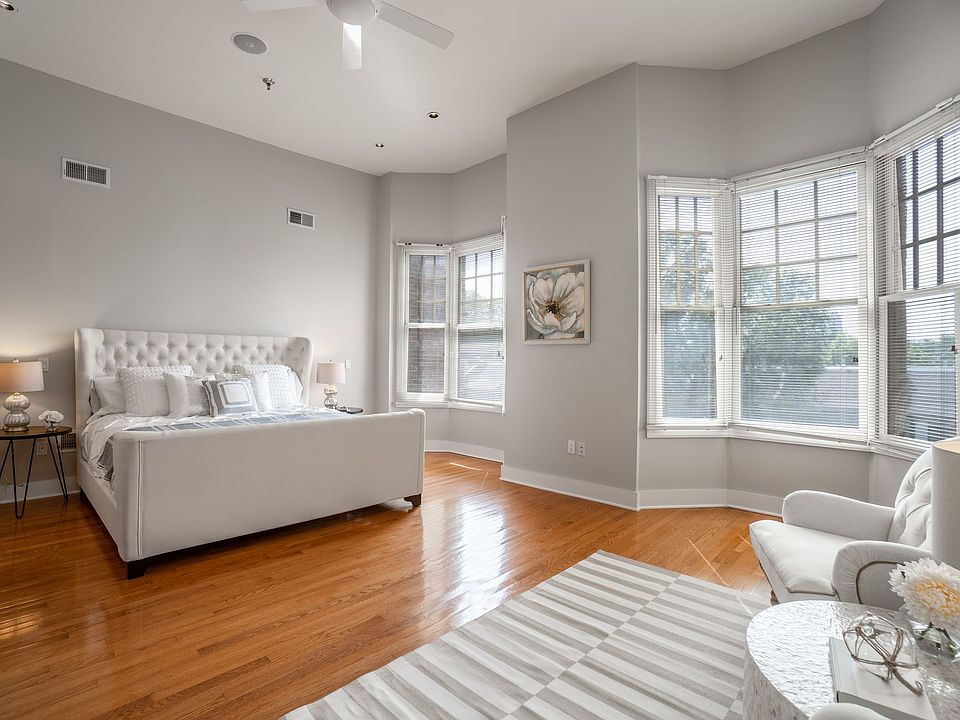 Bedroom #1 
Gorgeous & spacious with natural lighting.