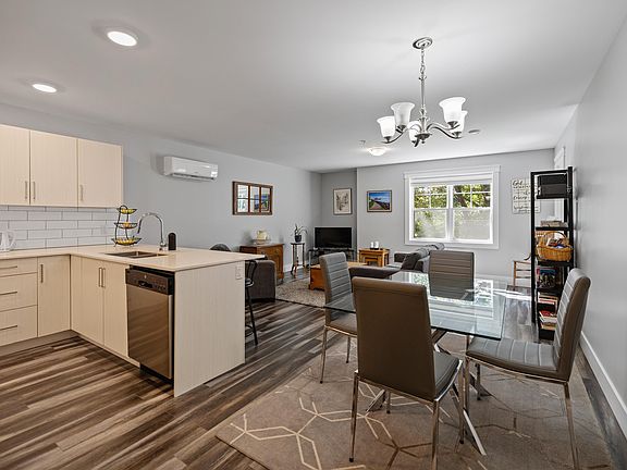 3rd image of 29 Stratford Rd #204