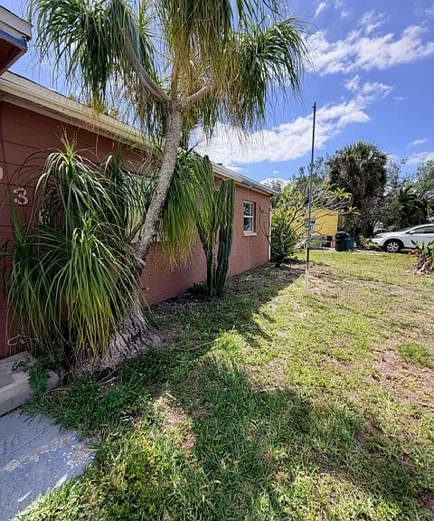 936 Lakeview Dr — Photo 2