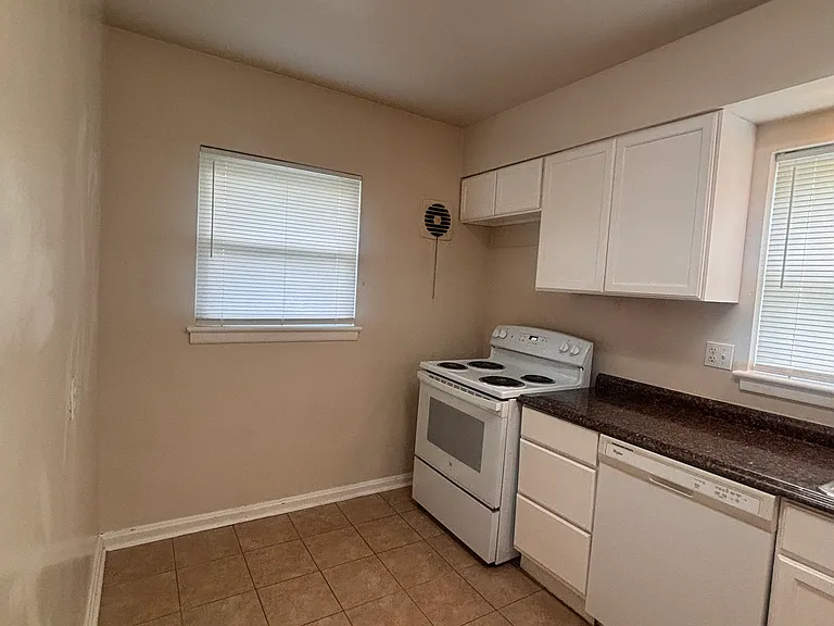 11203 Dodson Ln — Photo 12