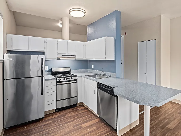 Ellis Court Apartments — Photo 37