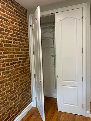 Rented by Halvatzis Realty | media 10