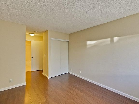 4th image of 1057 Foxchase Dr
