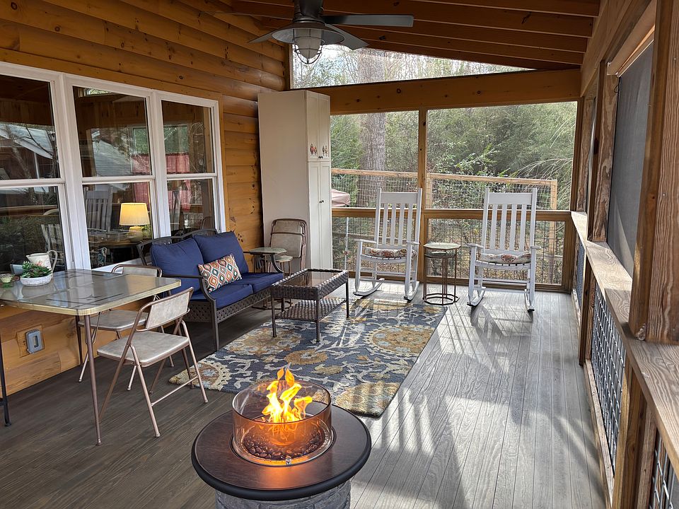 Large screened in porch overlooking the lake and mountains