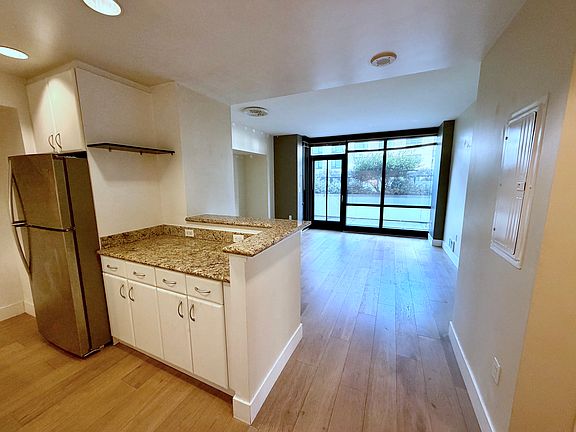 3rd image of 260 King St Unit 467