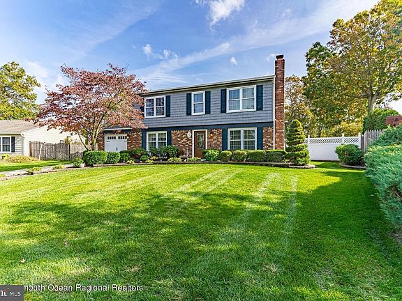 3rd image of 1145 Laurel Dr