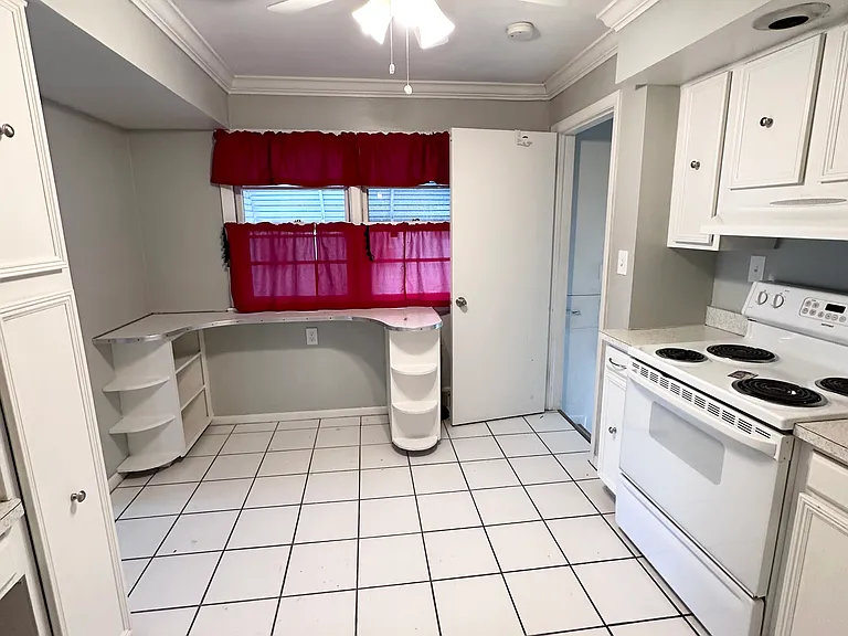 16705 Chateau Ave — Photo 5