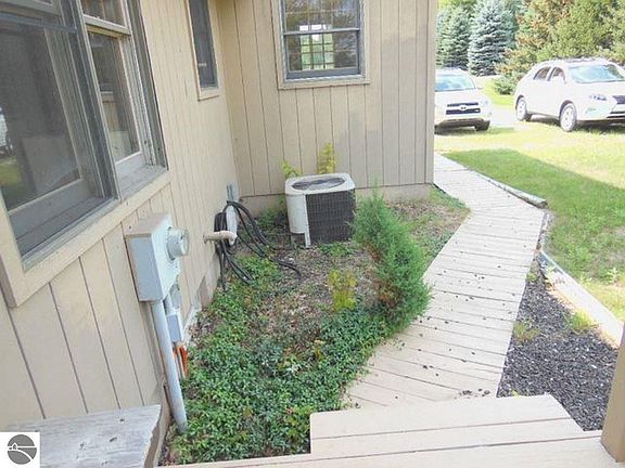 5th image of 1005 Essex Dr