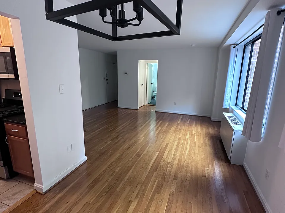 5112 Macarthur Blvd NW #207