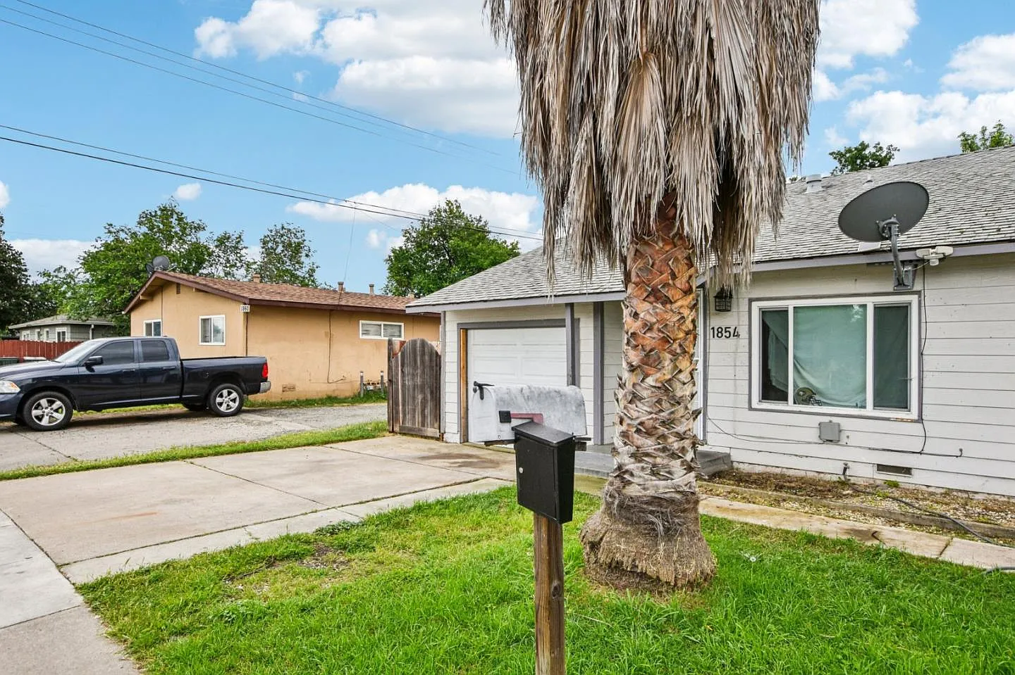 1852 Grand Ave photo 1