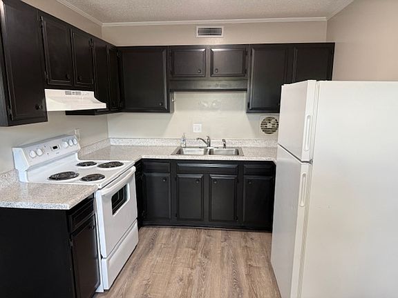 5th image of 752 Lawrence Ave