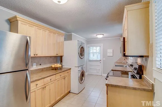 2418 Acadia St — Photo 7