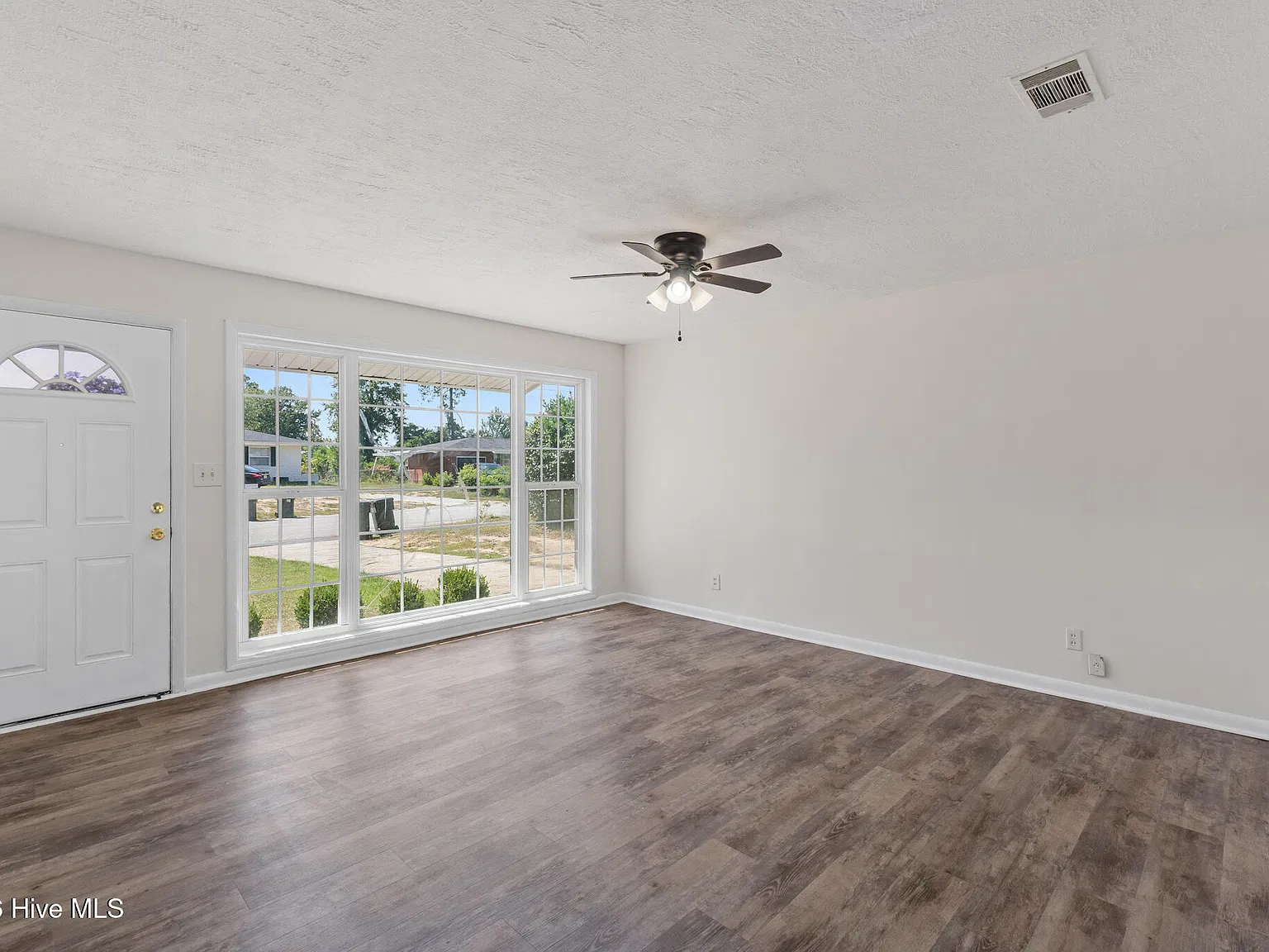 3 bed, 1.5 bath, 975 sqft, $1,200 — Photo 3