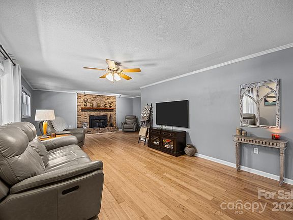4th image of 145 Allenwood Cir