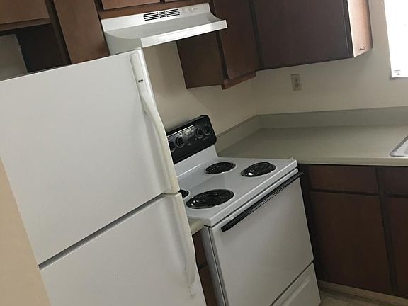 Kitchen Stove + Fridge