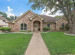 417 Evergreen Dr, Hurst, TX 76054