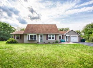 8 Middle Ct, Easton, PA 18045