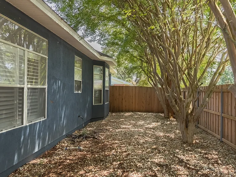 1301 E Cross St — Photo 24
