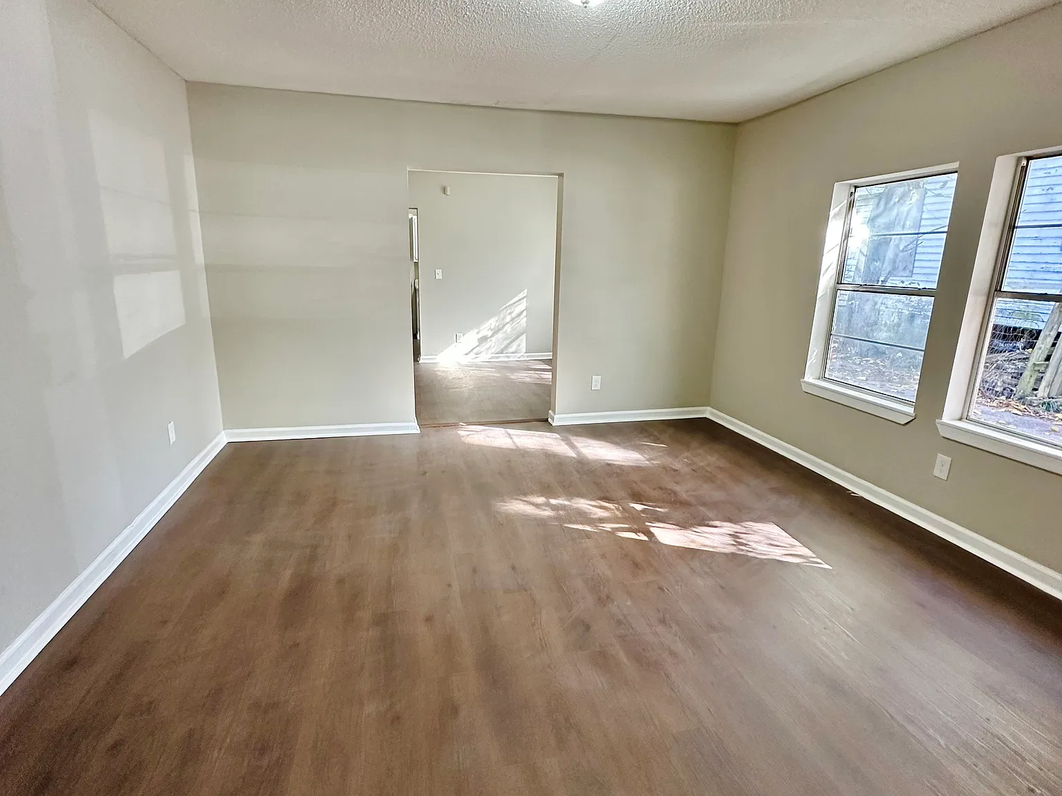 3 bed, 879 sqft, $900 — Photo 2