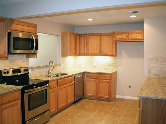 3rd image of 819 Karen Ln