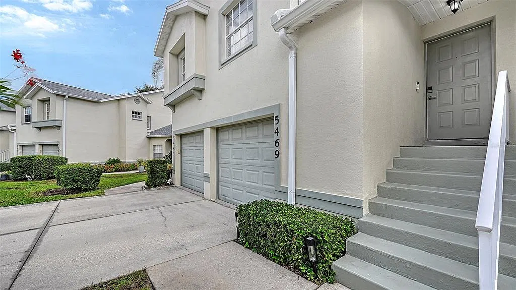 3 bed, 2.0 bath, 1208 sqft, $2,950 — Photo 2
