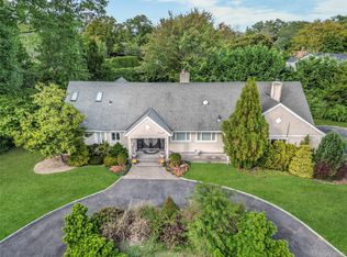 4 Willow Ln, Hewlett, NY 11557