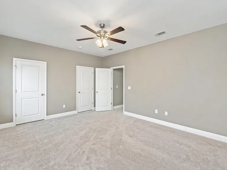 192 Johnson Ct — Photo 2