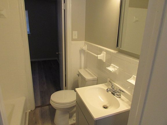 5th image of 611 Elaine St