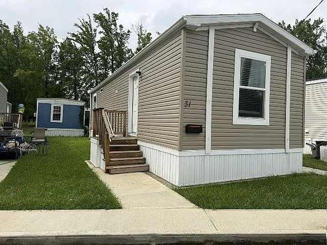 31 Randall St #64