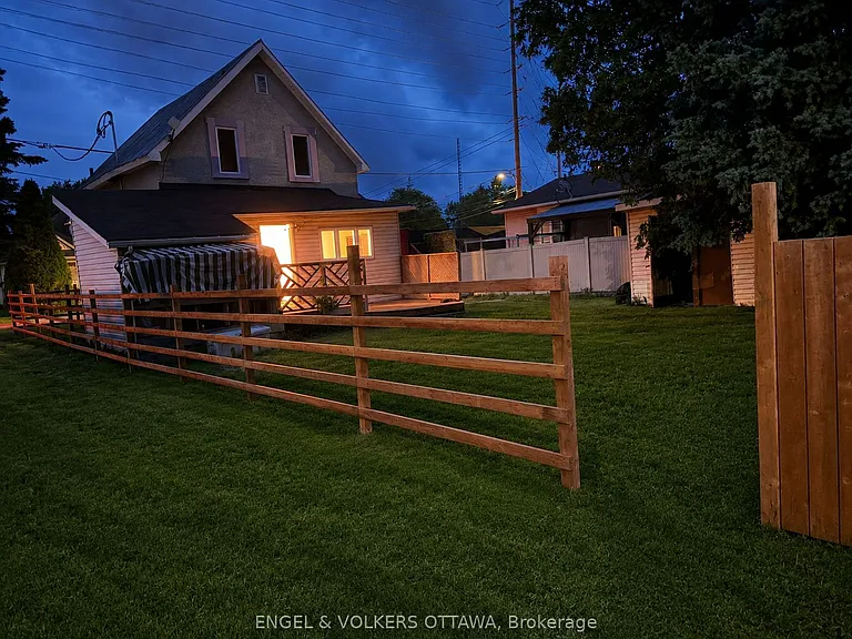 728 Laval St — Photo 15
