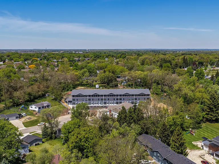 899 Chapel Dr — Photo 3