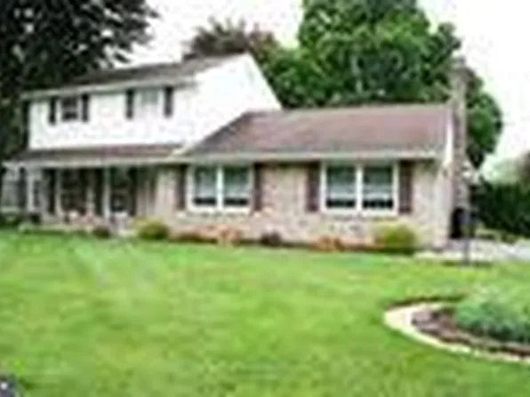 2156 Kentwood Dr, Lancaster, PA 17601