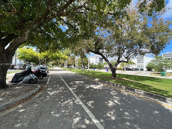 3rd image of 2430 NE 135th St APT 105