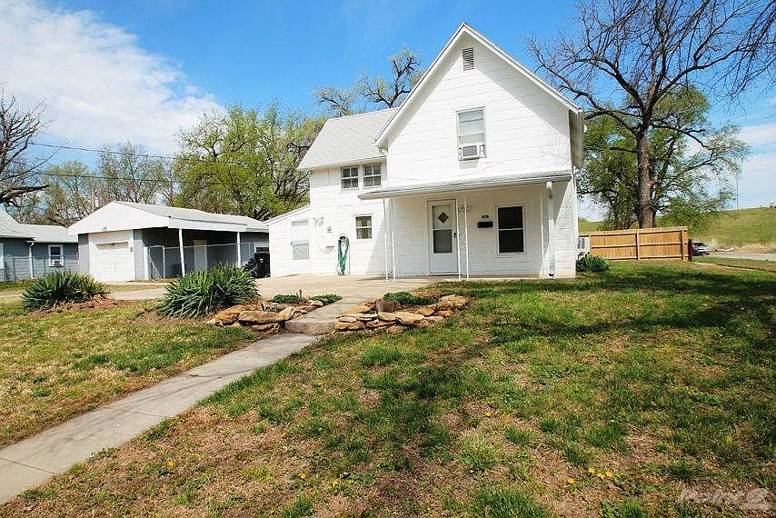 2 Story 3BR, Bsmt Home with a Huge Garage!