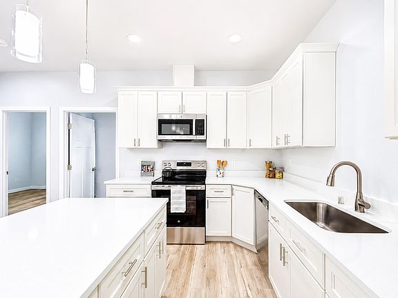 2nd image of 1917 W Basin St #B