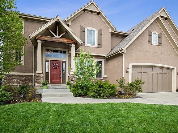 The professional landscape along with the vaulted entry, all stucco home & exterior trim details makes you fall in love with this home the minute you pull in the driveway!