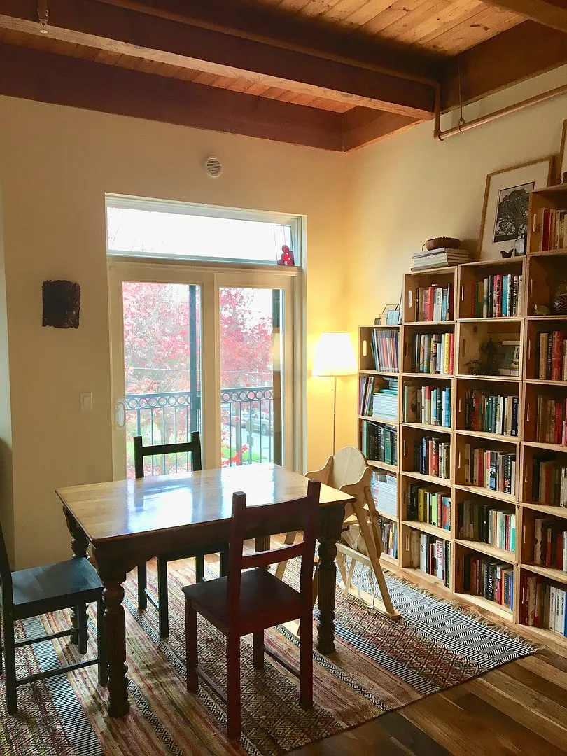 Spacious Townhome In the Heart Of Central District! — Photo 3