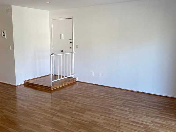 2nd image of 921 Granville Ave APT 8