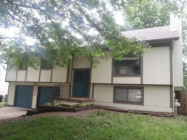 9206 Greenway Ln, Lenexa, KS 66215