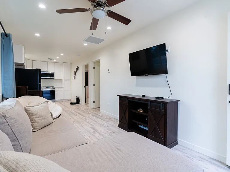 181 Parnassus Cir — Photo 18