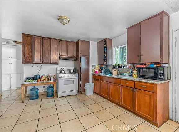 5th image of 2158 Kern St