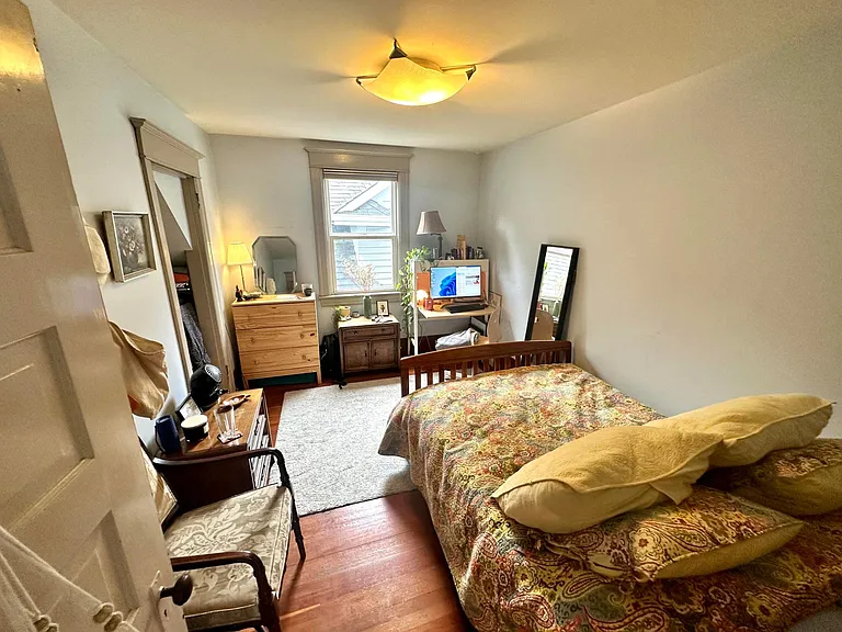 2217 Franklin Ave E — Photo 16