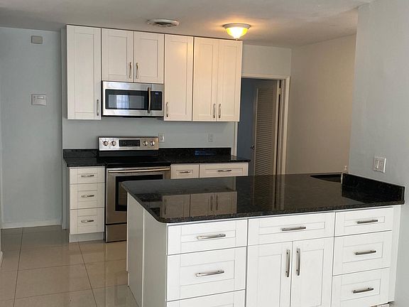 3rd image of 270 Basin Dr Unit B