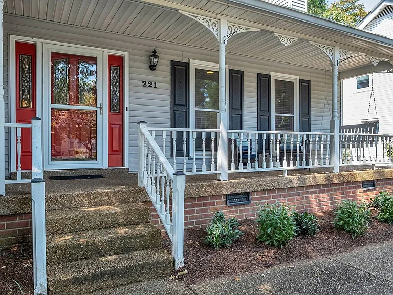 221 Adams Ct — Photo 3