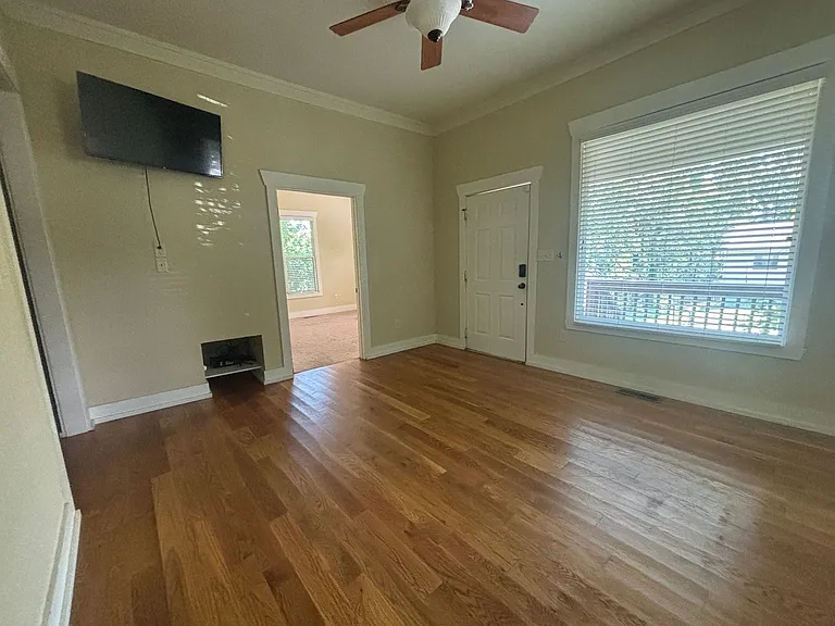 320 S Oak St — Photo 7
