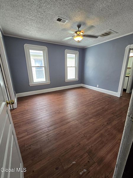 4th image of 539 Summit Avenue